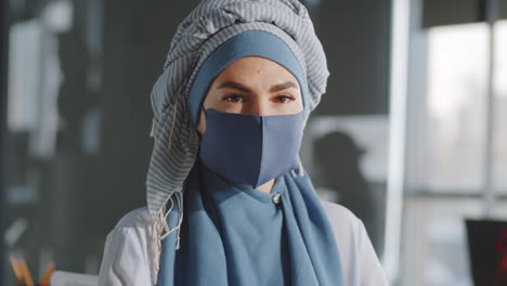 Porträt-Einer-Muslimischen-Geschäftsfrau-In-Hijab-Und-Maske